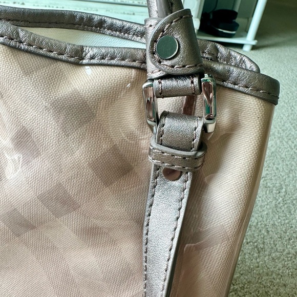 Unique Burberry tote bag with matching zippered pouch that snaps in. Pink plaid. - Picture 8 of 9